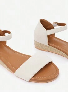 Where’s That From ELEANOR WIDE FIT LOW WEDGE SHOES WITH ADJUSTABLE ANKLE STRAP - 銀色金屬 - 查看 4