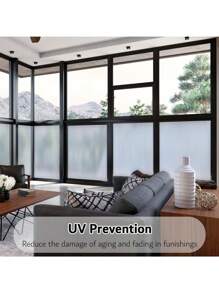1 卷带凹槽的装饰窗膜，可阻挡 96% 的紫外线，保护家庭隐私免受窥探，适用于家庭、办公室、厨房
