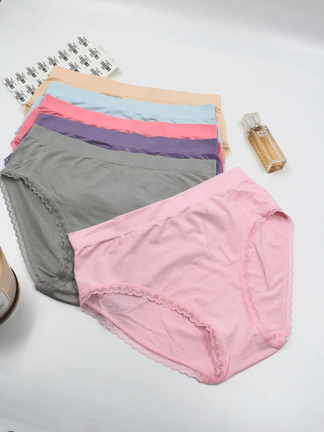 Paquete Set de 6 Calzones Corte Bikini Panties a la Cadera Ropa Interior de Mujer de Algodón de Encaje Materiales 95% Algodón 5% Spandex Tejido Elástico Material Transpirable Tela Suave al Tacto Ropa Interior Cómoda Diseño Ajustable Ideal para Uso Diario Unitalla Corte a la Cadera Banda Ancha Elástica Encaje Decorativo en Piernas Textura de Rayas Ajuste Perfecto para Tallas 5, 7 y 9 Diseño Liso Básico con Detalles Modernos Clásico y Femenino Colores Surtidos Multicolor Beige, Morado, Verde Militar, Azul Cielo, Rosa, Rosa Palo,  Ideal para Tallas Chicas a Medianas Cubre las Caderas Perfectamente Minimalista Flexible y Ligero Costuras Suaves Uso Diario Perfecto para Pantalones, Faldas o Vestidos, Ideal para Mujeres Activas, No aprieta ni Deja Marcas, Durable y Resistente al Lavado, Textura de Rayas, Discreto y Elegante, Cobertura Media Elasticidad en Cintura - Multicolor - Ver 1