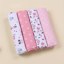 Kit 4 Manta Cueiros para Bebê Flanelado Grande 80cm x 80cm 100% algodão Estampado Récem-Nascido Super Macio Com Overloque nas bordas - Feminino - Visão 4