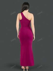 Robe longue élégante fabriquée en Italie avec fente. Robe à une épaule avec détail découpé et tissu extensible. Idéale pour une tenue de dîner, une tenue de soirée, une robe de bal, une tenue de clubbing, une tenue de rendez-vous, la Saint-Valentin. tenue, robe de bal, robe de graduation, robe d'invité de mariage