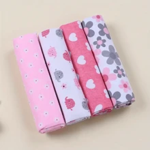 Kit 4 Manta Cueiros para Bebê Flanelado Grande 80cm x 80cm 100% algodão Estampado Récem-Nascido Super Macio Com Overloque nas bordas - Feminino - Visão 5