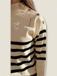 EverlyX Sweter w paski z wysokim kołnierzem i eleganckimi złotymi guzikami - Wyrafinowany i uniwersalny design, idealny do stylowego zimowego wyglądu - Wykonany z miękkiej i ciepłej tkaniny dla większego komfortu w chłodne dni - Idealny damski styl, który można łączyć z każdą zimową stylizacją - ✅ Dostawa w ciągu 3-5 dni