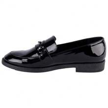 Fratello Shoe Store Fratello zapatos casuales para mujer 0701 color negro de recubierto, con acabado brillante y detalle metálico en el empeine, diseño minimalista, ideales para oficina, eventos formales o looks casuales con un toque refinado, mocasines elegantes, zapatos de recubierto, calzado formal, moda clásica, outfit sofisticado, calzado dama - Negro - Ver 3