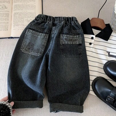 بنطلون جينز أسود عادي جديد لربيع 2025 للأولاد به تطريز جزرة، سروال عملي وعصري