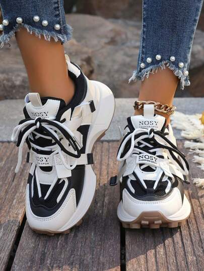 1 双女士时尚休闲运动鞋，百搭运动，尺码偏小 1 码，适合春秋季