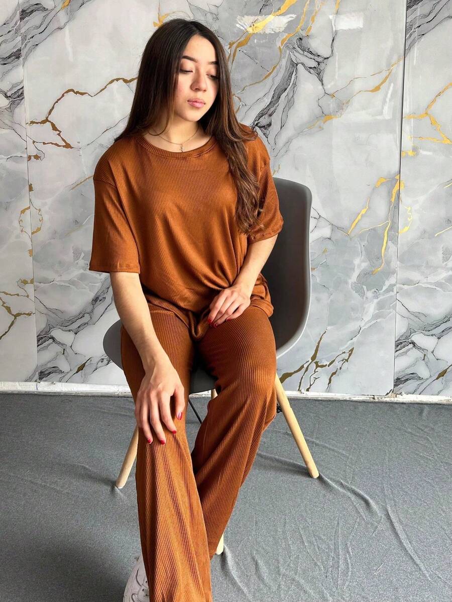 Camiseta sólida y pantalones de pierna ancha