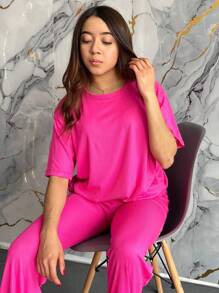 Conjunto informal rojo de dos piezas para mujer, camiseta de media manga con cuello redondo y pantalón largo con tejido ligeramente elástico. - Rosa Fucsia - Ver 2