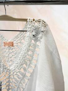 Beach Cover Up For Women. Sexy And Casual, With Crochet Details, Very Soft, Light And Comfortable Fabric, Made Of Polyester And Elastane, "V" Neck And Sleeveless, Elegant Drawstring Closure, Suitable For Summer Seasons And Days At The Beach Or Pool. - 白色 - 查看 3