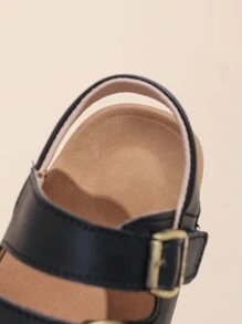 1 Paar schwarze Sandalen für Kleinkind/Babys in großer Größe, Komfortabler römischer Stil, PU-Riemen mit verstellbarem Metallschnallenverschluss, runde Zehenkappe, rutschfeste Gummisohle, modisch niedliche flache Sandalen für Jungen und Mädchen von 3-12 Jahren, für Alltag, Outdoor, Urlaub, Frühling/Sommer