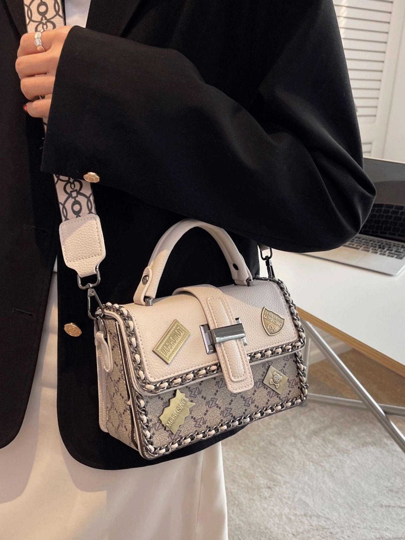 الحقيبة المربعة القابلة للحمل المزينة بالخياطة بتص...