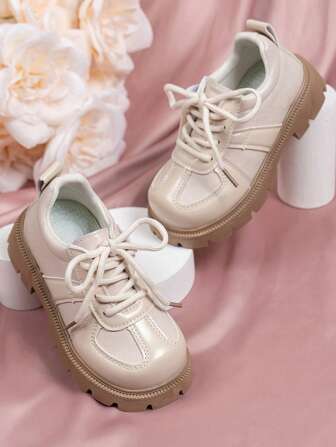 经典时刻，一双英伦风儿童皮鞋，多种鞋带和钩环选择，轻巧鞋身，柔软舒适又不失时尚，解放双脚，自由行走，送给优雅可爱的女孩们的理想春季礼物，满足春秋季节的动感想象