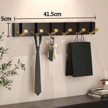 带孔隐形挂钩，可挂在卫生间的墙上。进门后也可当衣架使用，适合摆放在玄关，也可作为卧室里的折叠衣帽钩使用。