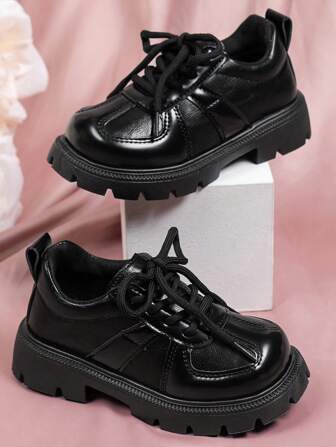 经典时刻，一双儿童英伦风皮鞋，多种鞋带和钩环选择，轻盈鞋身，柔软舒适又不失时尚，释放双脚，无忧无虑地行走，送给优雅心爱女孩的独特春季礼物，满足春秋的飘逸幻想