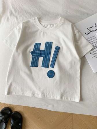 Kleine Jungen Kurzarm T-Shirt mit Buchstaben Muster, einfache Mode für den täglichen Lässig Stil