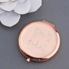 1 件礼品套装包含一个可爱小巧的心形镜子。可定制名字。它是个性化化妆镜、结婚礼物、伴娘礼物、刻有名字的袖珍镜、母亲节礼物，适合赠送给家人和朋友。