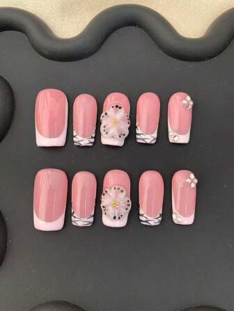 十个手工制作的方形粉白立体雕刻按压式指甲片，可以作为礼物送给妈妈、女朋友、女友、生日等，适合任何场合佩戴，可反复佩戴按压式指甲美甲用品美甲