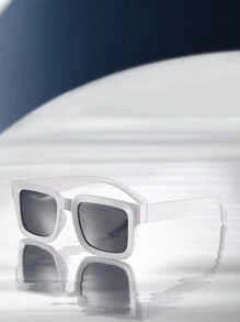 زوج نظارات أنيقة مربعة الشكل مع عناصر تزيينية، تصميم كلاسيكي عصري، مناسبة للاستخدام في الخارج، الشاطئ، والرحلات الصيفية