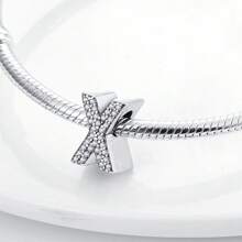 1 件银色闪亮锆石经典百搭 26 英文字母串珠吊坠适合原创蛇手链项链钥匙扣吊坠串珠适用于 DIY 珠宝制作女士生日礼物送给朋友