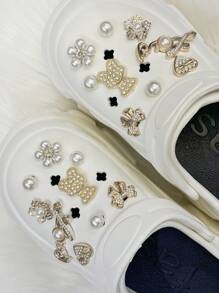 Nowe modne oryginalne gorące-sprzedażowe kokardki z kryształkami seria misiów DIY chodaki dekoracje akcesoria, 18 sztuk/zestaw - sztuczne perły kryształki LOVE Letter, sztuczne perły łezki 5-płatkowy kwiat, kokarda z kryształkami w kształcie serca, 3D sztuczne perły, odpinane klipsy do butów