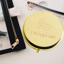 1 件礼品套装包含一个可爱小巧的心形镜子。可定制名字。它是个性化化妆镜、结婚礼物、伴娘礼物、刻有名字的袖珍镜、母亲节礼物，适合赠送给家人和朋友。