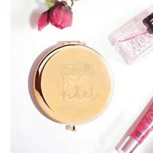 1 件礼品套装包含一个可爱小巧的心形镜子。可定制名字。它是个性化化妆镜、结婚礼物、伴娘礼物、刻有名字的袖珍镜、母亲节礼物，适合赠送给家人和朋友。