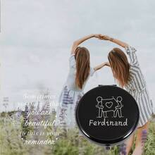 1 件礼品套装包含一个可爱小巧的心形镜子。可定制名字。它是个性化化妆镜、结婚礼物、伴娘礼物、刻有名字的袖珍镜、母亲节礼物，适合赠送给家人和朋友。