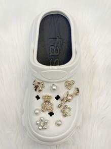 Nowe modne oryginalne gorące-sprzedażowe kokardki z kryształkami seria misiów DIY chodaki dekoracje akcesoria, 18 sztuk/zestaw - sztuczne perły kryształki LOVE Letter, sztuczne perły łezki 5-płatkowy kwiat, kokarda z kryształkami w kształcie serca, 3D sztuczne perły, odpinane klipsy do butów