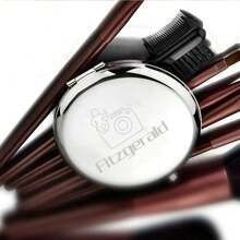 1 件礼品套装包含一个可爱小巧的心形镜子。可定制名字。它是个性化化妆镜、结婚礼物、伴娘礼物、刻有名字的袖珍镜、母亲节礼物，适合赠送给家人和朋友。