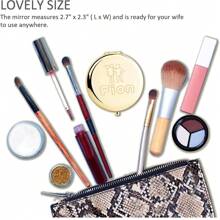 1 件礼品套装包含一个可爱小巧的心形镜子。可定制名字。它是个性化化妆镜、结婚礼物、伴娘礼物、刻有名字的袖珍镜、母亲节礼物，适合赠送给家人和朋友。