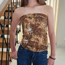 Top Blusa strapless, no tiene mangas ni tirantes lo que realza la belleza de los hombros y el cuello descubiertos, con estampado de animal print, corte ajustado realzando la silueta del cuerpo. - Blanco y Negro - Ver 1