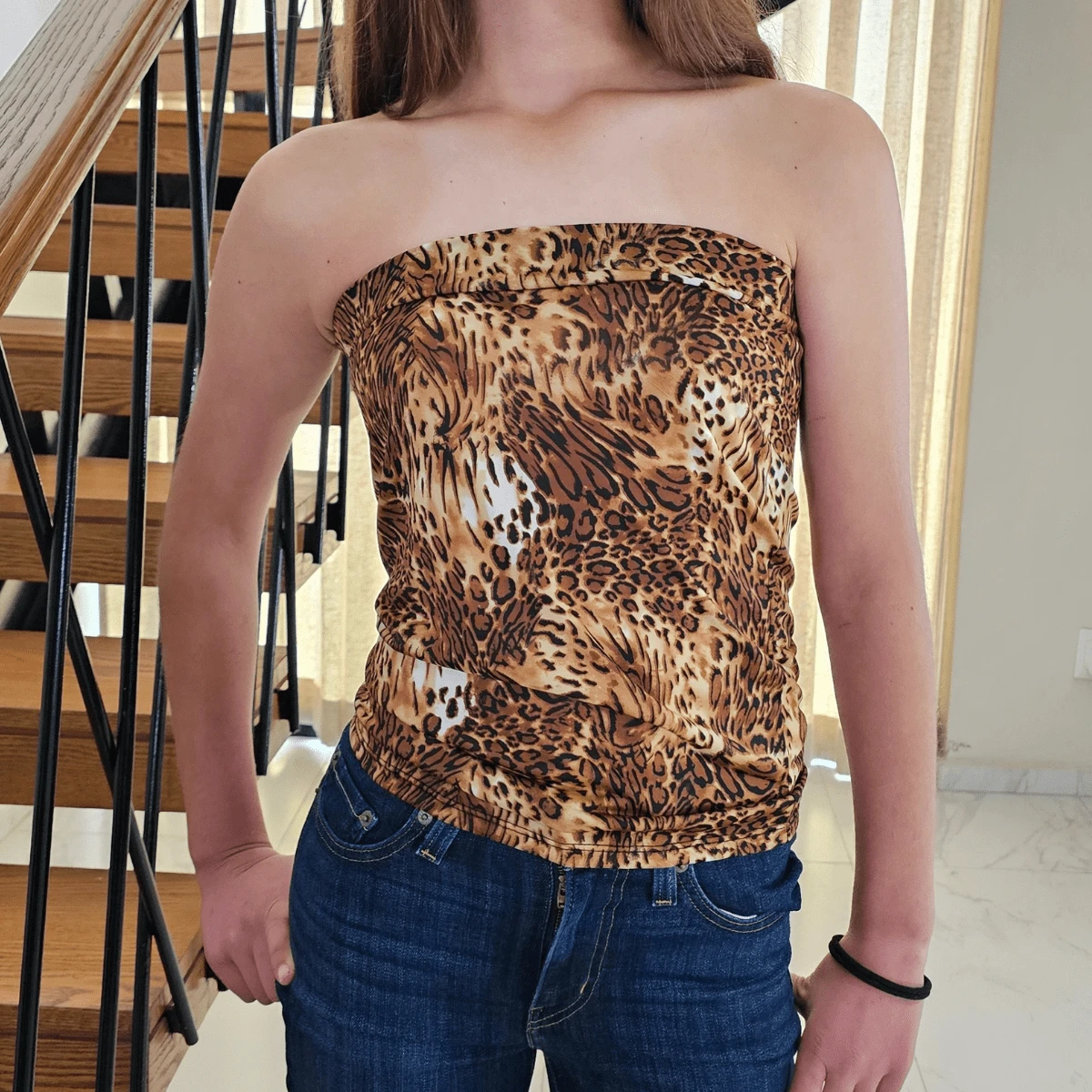 Top Blusa strapless, no tiene mangas ni tirantes lo que realza la belleza de los hombros y el cuello descubiertos, con estampado de animal print, corte ajustado realzando la silueta del cuerpo. - Blanco y Negro - Ver 1