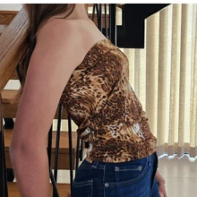 Top Blusa strapless, no tiene mangas ni tirantes lo que realza la belleza de los hombros y el cuello descubiertos, con estampado de animal print, corte ajustado realzando la silueta del cuerpo. - Blanco y Negro - Ver 3