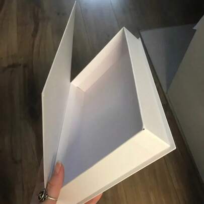 1 szt. Luksusowa, modna, otwarta, magnetyczna, otwierana, imitująca książkę dekoracja – dekoracja pokoju, prezent świąteczny, dodatek do salonu, tekturowe pudełko do przechowywania pilota, kluczy, biżuterii i artykułów biurowych. Wymiary: 26,7 x 17 x 4,2 cm. Nadaje się do wielu zastosowań (dekoracja pokoju, domu, sypialni, salonu, biura, łazienki, stołu, szafki RTV, holu, regału). Różne prezenty świąteczne.