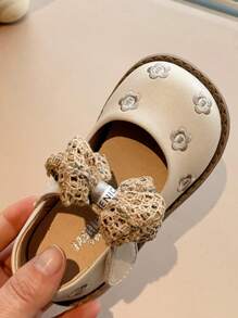 1 para dziewczęcych jednolitych kolorów ze sztucznej skóry z kwiatowym wzorem minimalistycznym i modnymi płaskimi butami, odpowiednich na wiosnę i lato