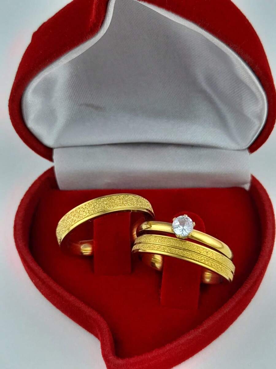 Par De Alianças Dourada Reta Fosca Feminina Com Friso + Anel Masculina Sem Detalhes Casamento Noivado