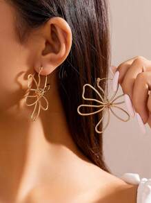 1 Pair Minimalist Asymmetrical Hollow Flower Design Earrings, Suitable For Everyday, Vacation, Date, Couple Gift