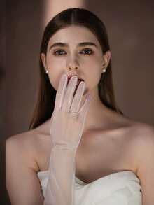 زوج من القفازات الأنيقة للعروس باللون الأبيض العاجي شبكية بسيطة، لفستان الزفاف والحفلات الرسمية وتصوير حفل الزفاف، إكسسوار أساسي لفستان الزفاف الأنيق