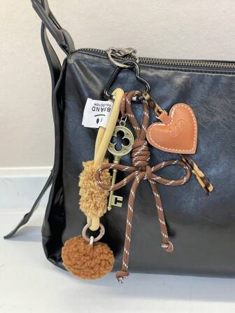 1 pièce Porte-clés accessoire de sac à main avec charme d''ours imprimé léopard, charme de pain, charme de crème glacée, charme de chocolat. Style classique d''automne et d''hiver. Peut être utilisé comme pendentif de sac, pendentif de voiture. Cadeau à la mode pour les adolescentes, les femmes, les étudiantes, les enseignants, les employés de bureau. Accessoires de décoration, cadeaux, fournitures scolaires pour la rentrée.
