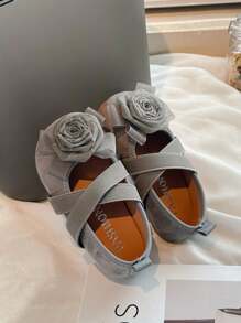 1 para dziewczęcych jednolitych kolorów zamszowych płaskich butów z dekoracją kwiatową, prosty elegancki styl francuski romantyczny, odpowiedni na wiosnę i lato