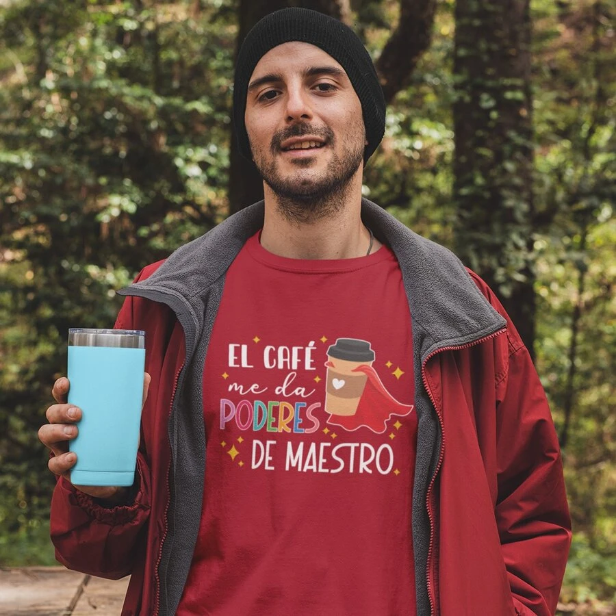 Playera de Moda para Hombre Estampado El Café Me Da Poderes de Maestro | Maestros | Prenda Entallada y Tela Delgada 100% Algodón - Rojo - Ver 1
