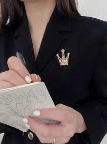 1pc Crown Brooch Pin, Metal Badge Rhinestone Embellished Crown Shaped Luxury Brooch, Unique Creative Alloy Inlaid Rhinestone Brooch Pin, Suitable For Men & Women