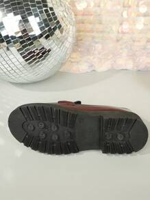 女士时尚光滑一脚蹬乐福鞋，厚底休闲鞋，带金属链，圆头，防滑橡胶外底 - 酒紅色 - 查看 11