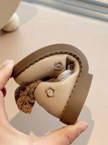 1 para dziewczęcych jednolitych kolorów ze sztucznej skóry z kwiatowym wzorem minimalistycznym i modnymi płaskimi butami, odpowiednich na wiosnę i lato