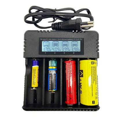 Carregador De Bateria Com Display Lanterna Bivolt 4 Baterias 26650 18650 14500 16340 AA/AAA