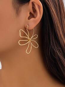 1 Pair Minimalist Asymmetrical Hollow Flower Design Earrings, Suitable For Everyday, Vacation, Date, Couple Gift