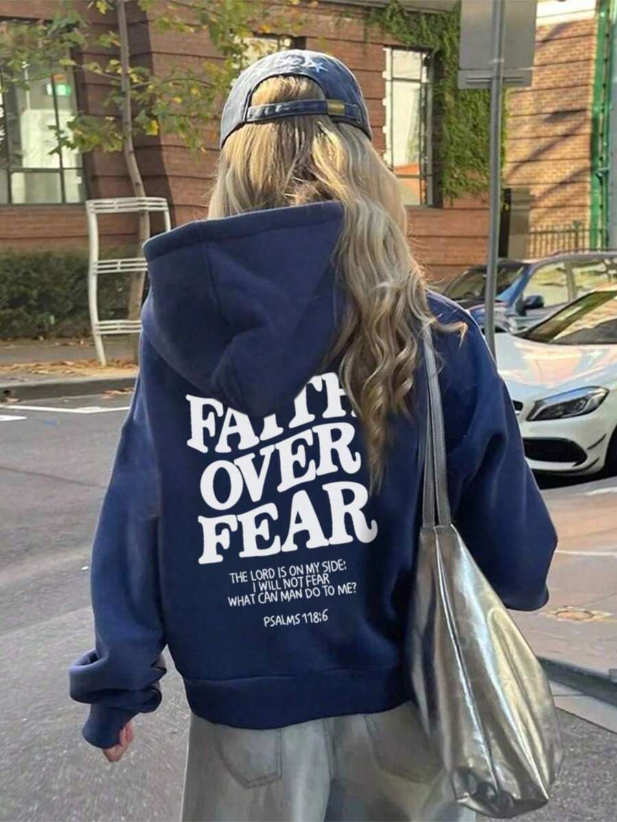 1 pieza 2025 Sudadera con capucha informal estampada para niñas con capucha de terciopelo gruesa para otoño e invierno - Ropa para estudiantes y niños pequeños - "La fe vence al miedo" - Una sudadera para niños que les gusta explorar y jugar! Ropa de sudadera para niñas preadolescentes