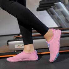 زوج من أحذية المياه للنساء لرياضة الخارجية، أحذية تنفس وتجف بسرعة للتنزه تحت الماء، أحذية كاجوال لون داكن منخفضة الرقبة للشاطئ - وردي - مشاهدة 2