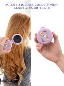 1 pezzo Pettine mini floreale esclusivo per matrimonio con 26 lettere, compatto e portatile, pettine mini con cuscinetto d aria pieghevole per massaggio, specchio incorporato, essenziale per viaggi e campeggio. Indispensabile per il ritorno a scuola e le vacanze - Viola - Visualizzare 3