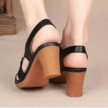 Nueva sandalias de tacón medio femenino verano boca de pescado conjunto pie grueso con tacones altos de color viento simple madre de mediana edad zapatos - Negro - Ver 5